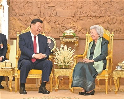 习近平会见柬埔寨太后莫尼列