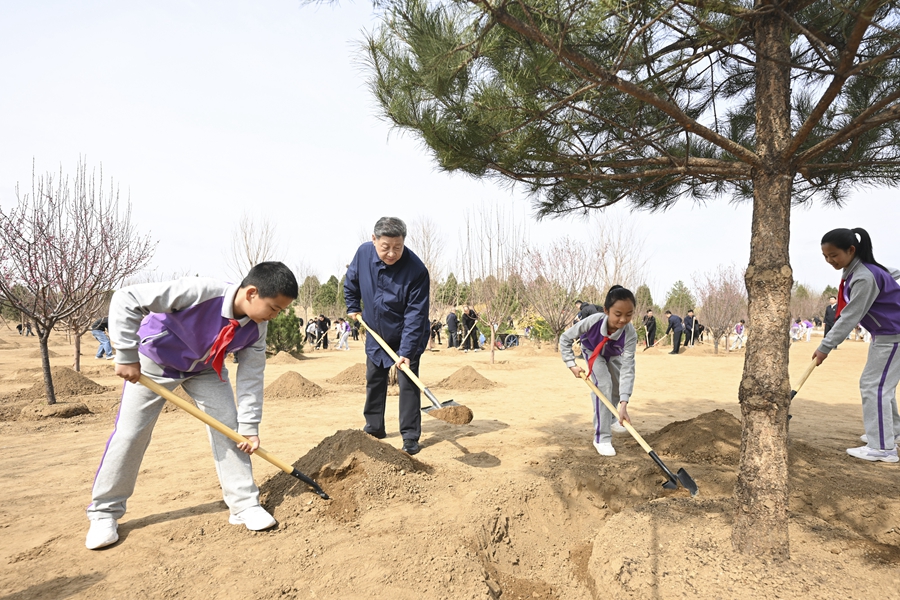 党和国家领导人参加首都义务植树活动